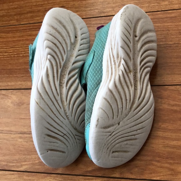 Girl’s size 12 Sketcher runners - Picture 6 of 8